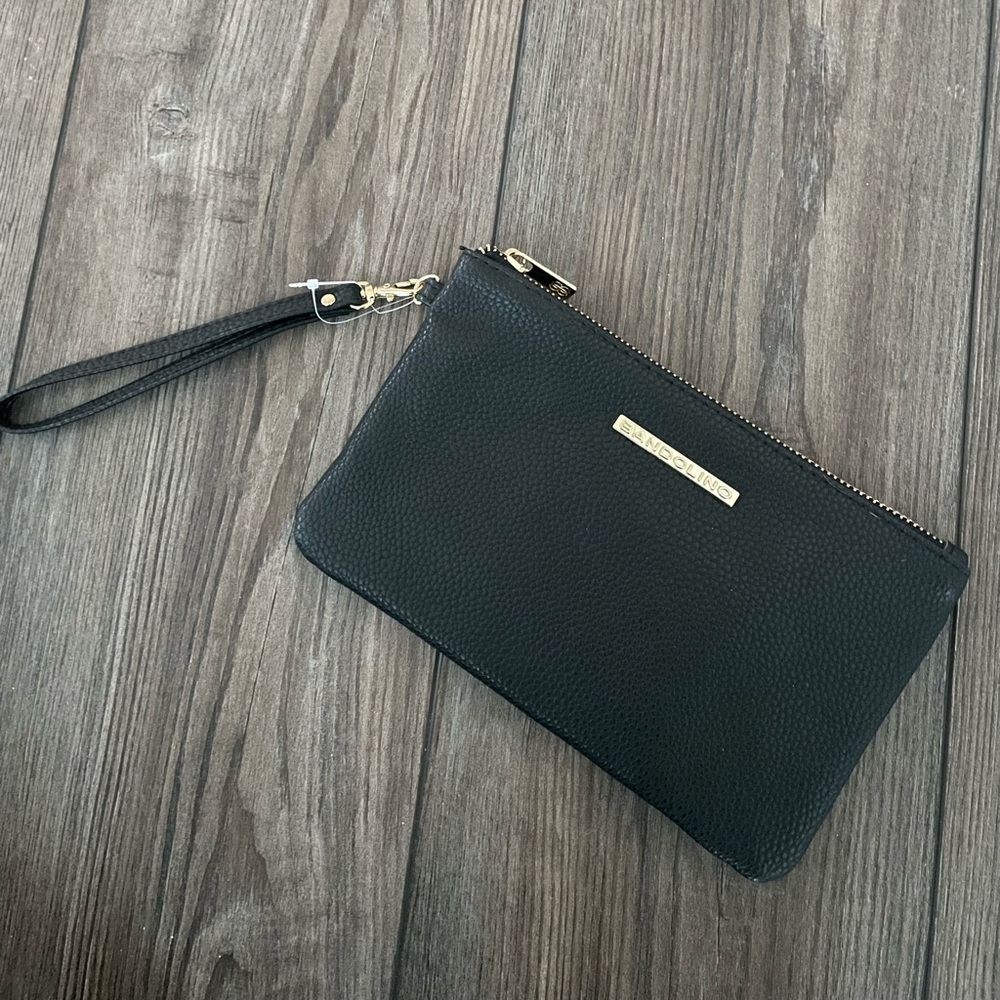 Bandolino Charging Wristlet in Black